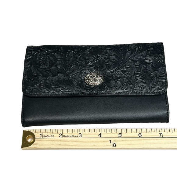 Minnetonka tooled leather embossed wallet in Black with card holders - Picture 2 of 13